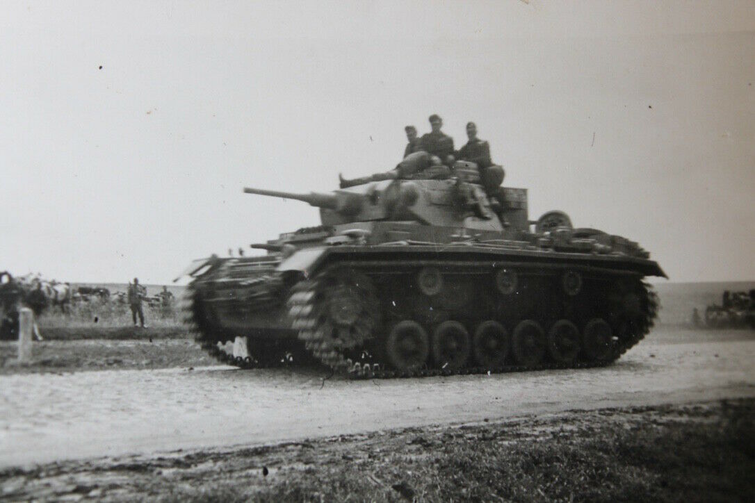 Foto Photo 114811 deutscher Panzer tank III Balkenkreuz Panzermänner in Fahrt