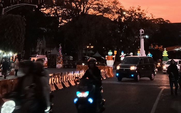 Plaza Balai Kota Solo dipenuhi dengan hiasan lampion bertema Liburan Natal dan Tahun Baru, Kamis (14/12/2023).