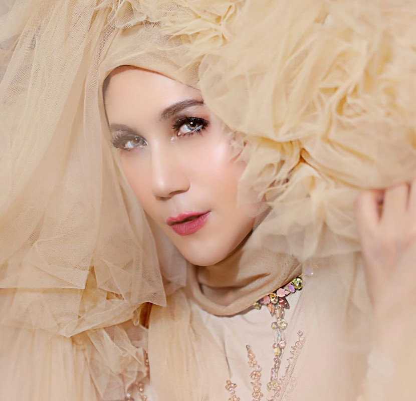 7 Potret gaya berbalut hijab ala Marini Zumarnis, stylish abis