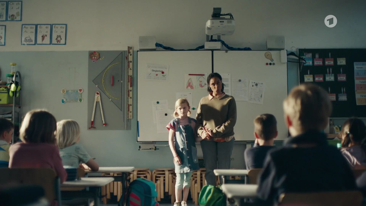 Einfach Nina (2022)_00_59_23_00_237