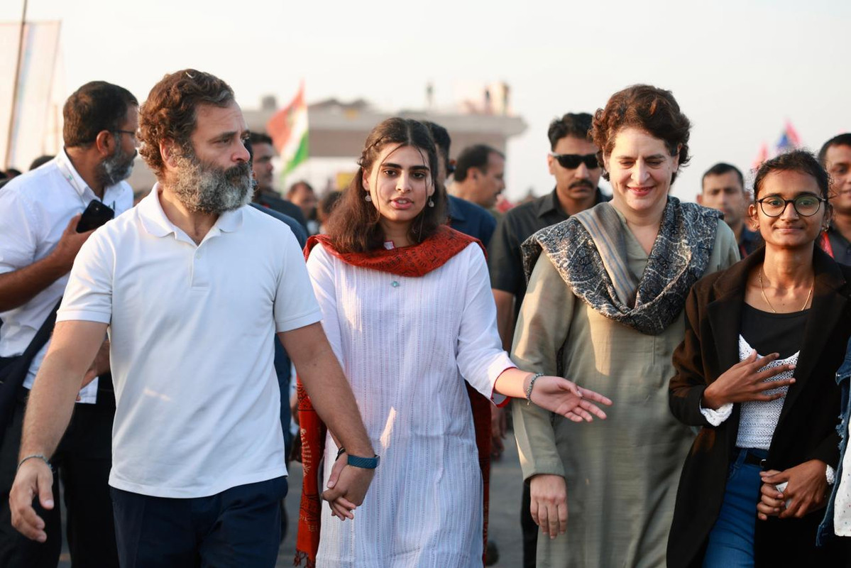 కూతురితో కలిసి భారత్ జోడో యాత్రలో ప్రియాంక.. కూతురితో కలిసి భారత్ జోడో యాత్రలో ప్రియాంక..