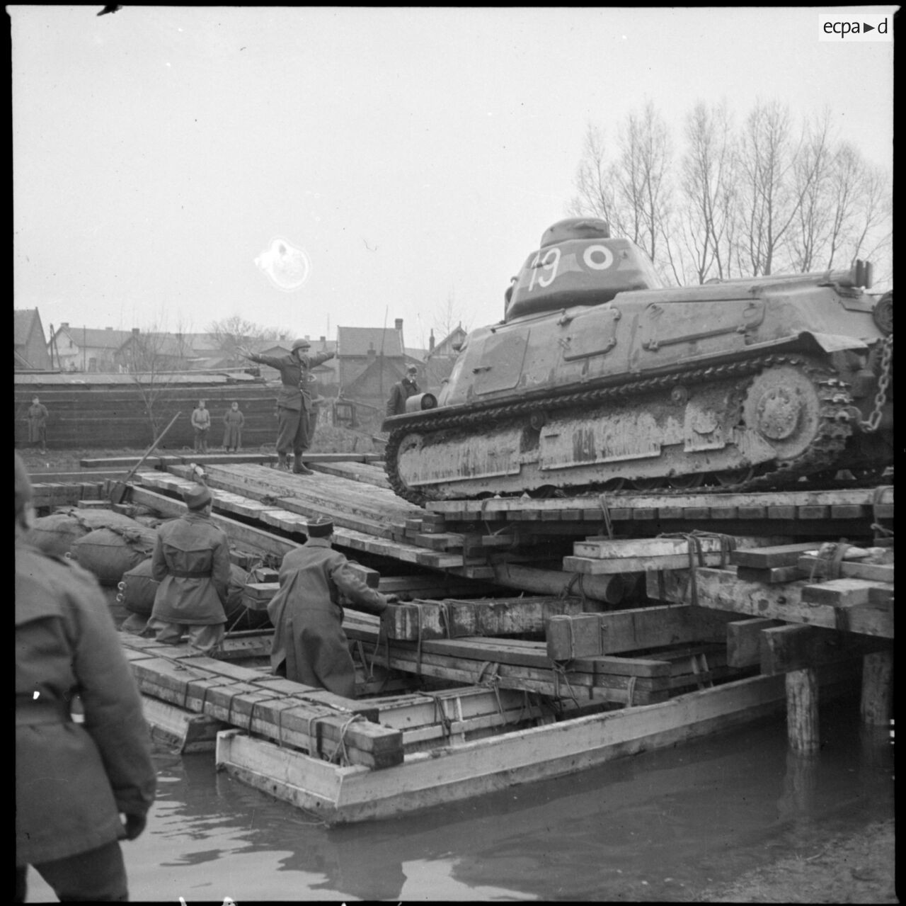 Une AMC Somua M35 du 4e Cuirassiers s engage sur une portière du 10e RG constituée de barques à fond