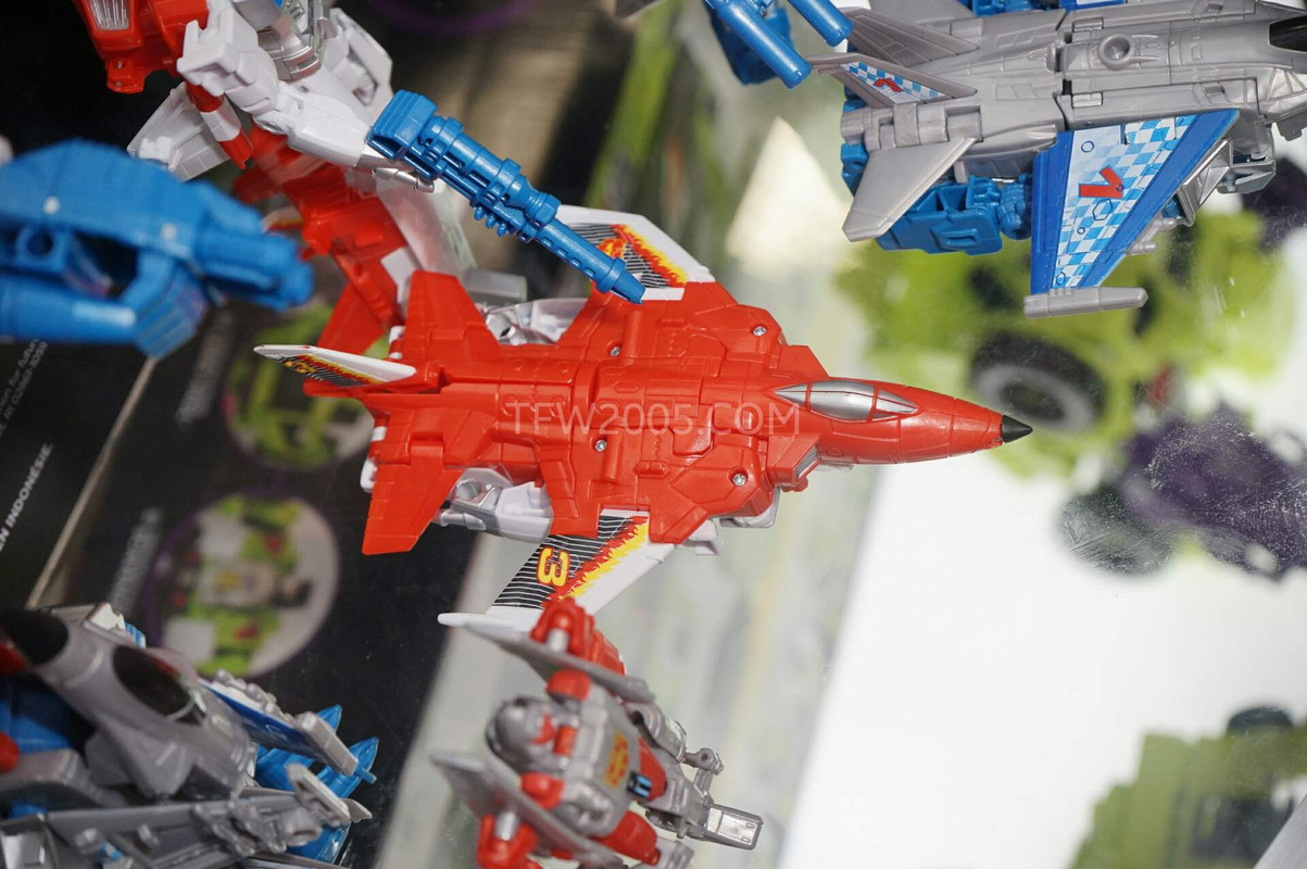SDCC2015-Hasbro-Case-Transformers-Combiner-Wars-
