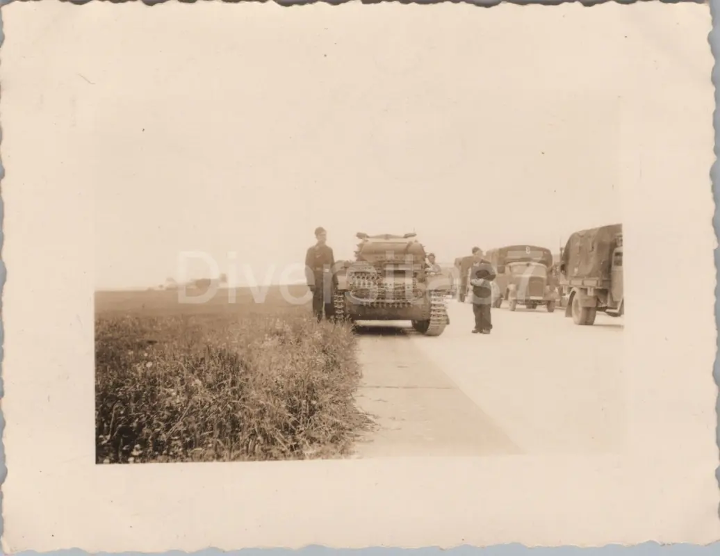 Foto a Nachl. Uffz H Gollner Panzer-Regt. 4, Panzer II vor Orscha Russland D-83