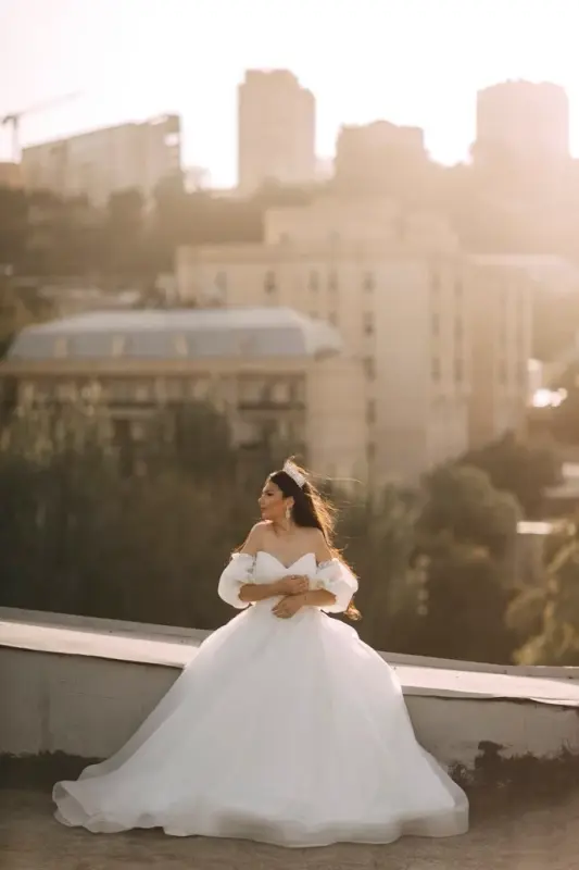 Noiva com vestido princesa e tiara brilhante