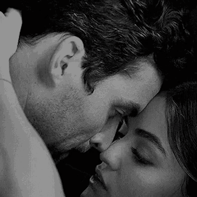 couple-kiss.gif