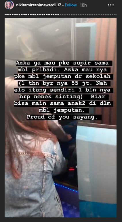 Azka lebih memilih untuk berangkat sekolah naik mobil jemputan.