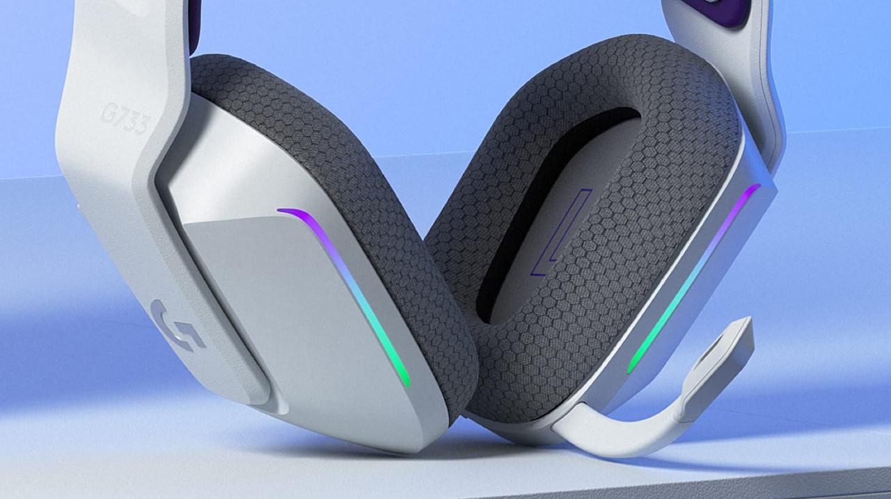 Una persona usando los audífonos G733, mostrando su diseño inalámbrico y moderno.