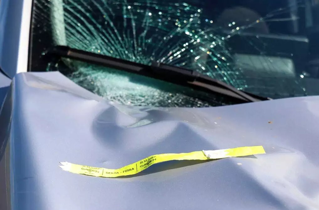 Para-brisa do carro danificado após atropelamento com morte (Foto: Henrique Kawaminami)