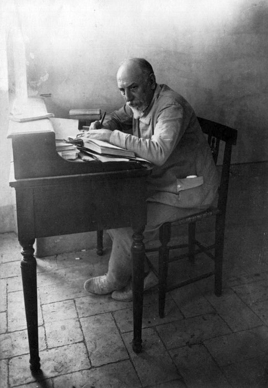 01-Luigi Pirandello alla scrivania nel suo studio di Monteluco (Spoleto), 1924, dove è in vacanza co