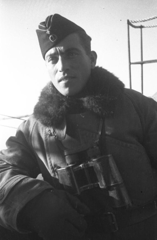 Бродский Э.Б. - капитан-лейтенант, командир подводной лодки М-55.ь