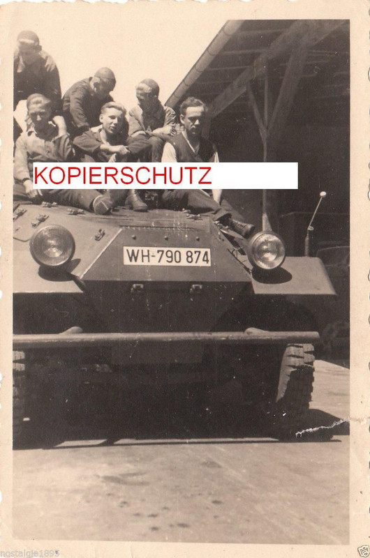 Soldaten mit Halbkette Hanomag in Werkstatt Löwe