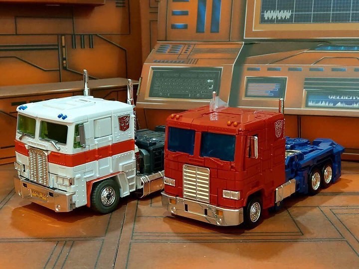 13-MP-44-Convoy-Optimus-Prime-V3