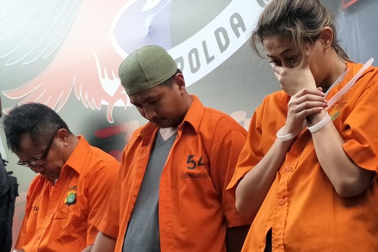 Tersangka William Soerjonegoro (paling kiri), rekannya berinisial JA (tengah), dan artis peran Air Terjun Pengantin, Nani Darham yang ditangkap atas kasus penyalahgunaan narkoba jenis kokain. Foto diambil di Polda Metro Jaya, Jakarta Selatan, Senin (10/2/2020).