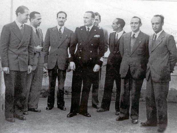 Componentes de la 1ª Flotilla MAS en 1939. De izquierda a derecha Subteniente Luigi Durand de la Penne, Capitán Teseo Tesei, el capitán Bruno Falcomatà, Paul Aloisi, Teniente Gian Gastone Bertozzi, Teniente Gino Birindelli, capitán Gustavo María Stefanini, Ensign Julio Centurion