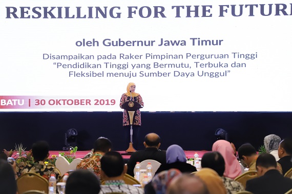 Khofifah Ajak Perguruan Tinggi Identifikasi Kebutuhan Reskilling di Era Revolusi Industri 4.0 Yang Sebabkan Pergeseran Sektor Ketenagakerjaan