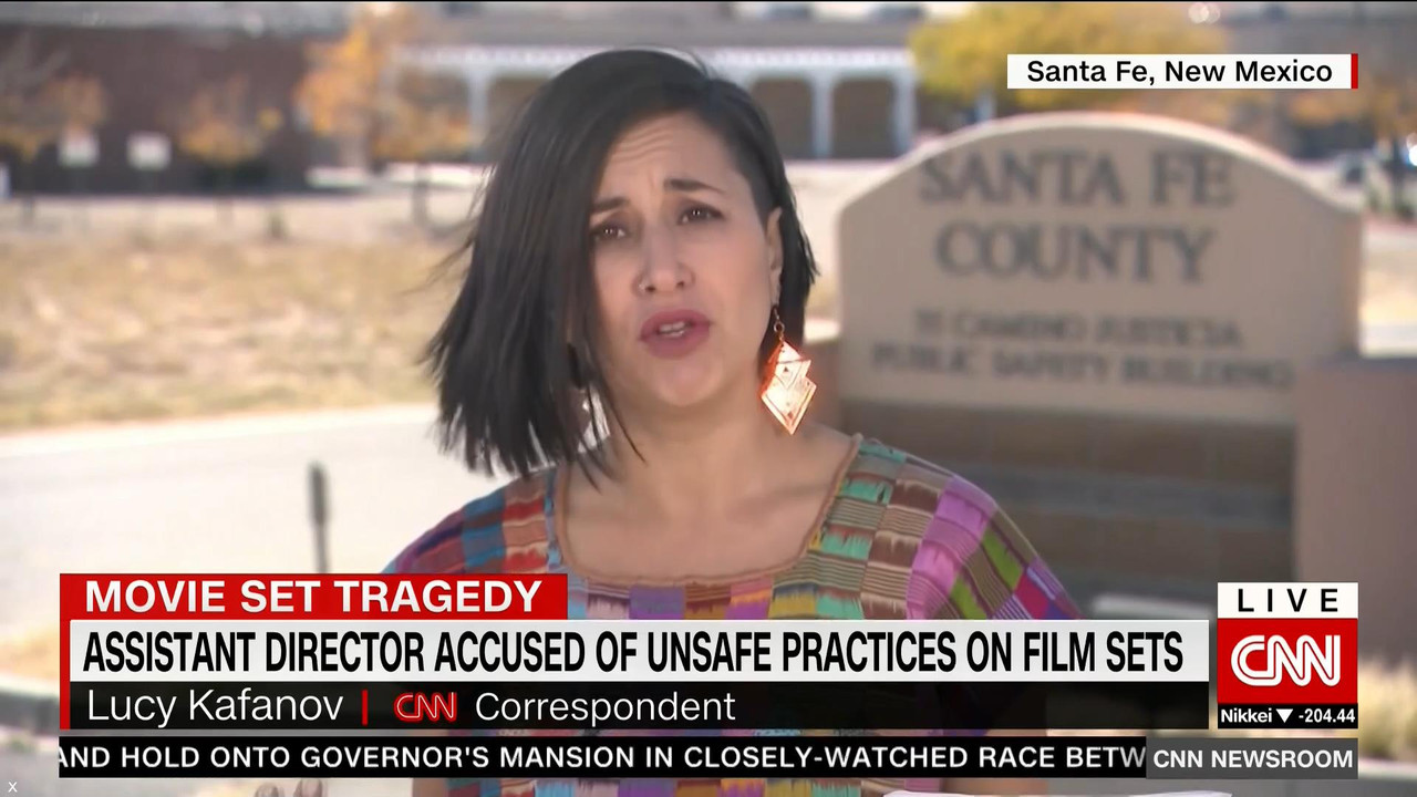 10.25 - 09.00.00 - CNN Newsroom with Isa Soares. Live from London, Is....ts_snapshot_00.09.59_[2021.