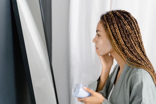 ZnO cream calms inflammation, protects, and repairs the skin barrier. 