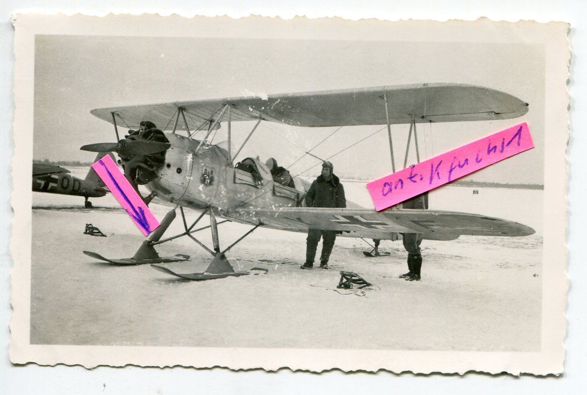Militär-Schulflugzeug mit Wappen der FFS AB 66 u