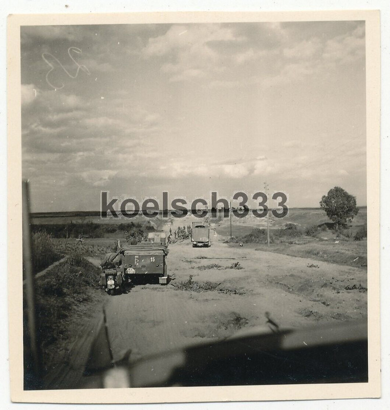 Foto Kradschütze hinter Fahrzeugen der Wehrmacht an der Ostfront in Russland