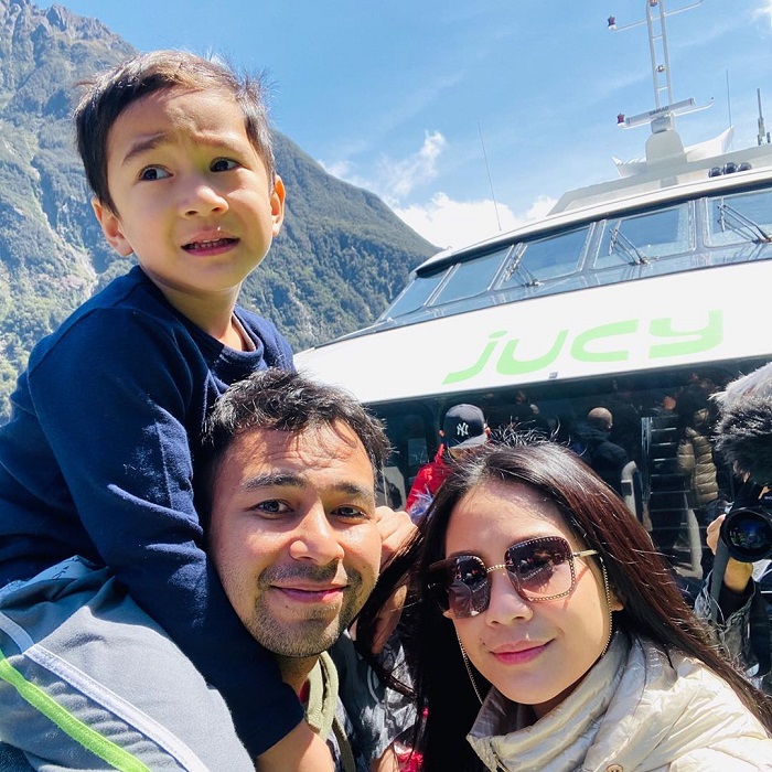 Pose bertiga dari atas kapal