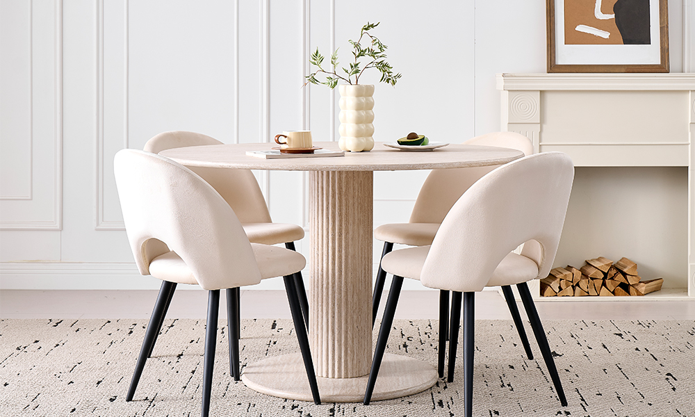 Como mesa de comedor, cuenta con una superficie espaciosa y un tono de madera natural.
