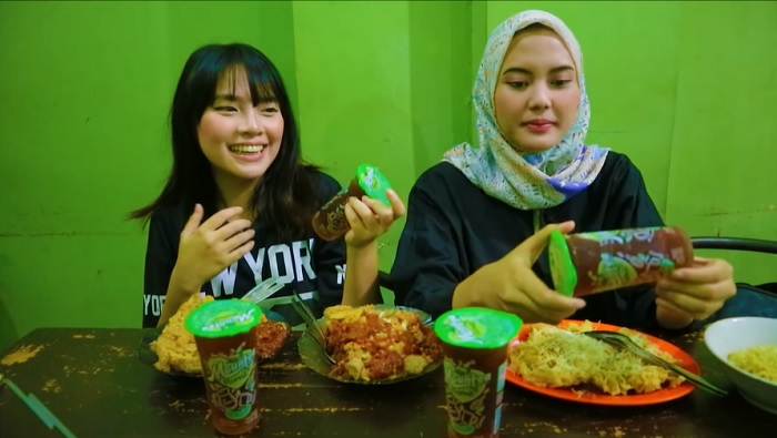 Magda bersama rekannya ketika makan di Warkop Qimpul.