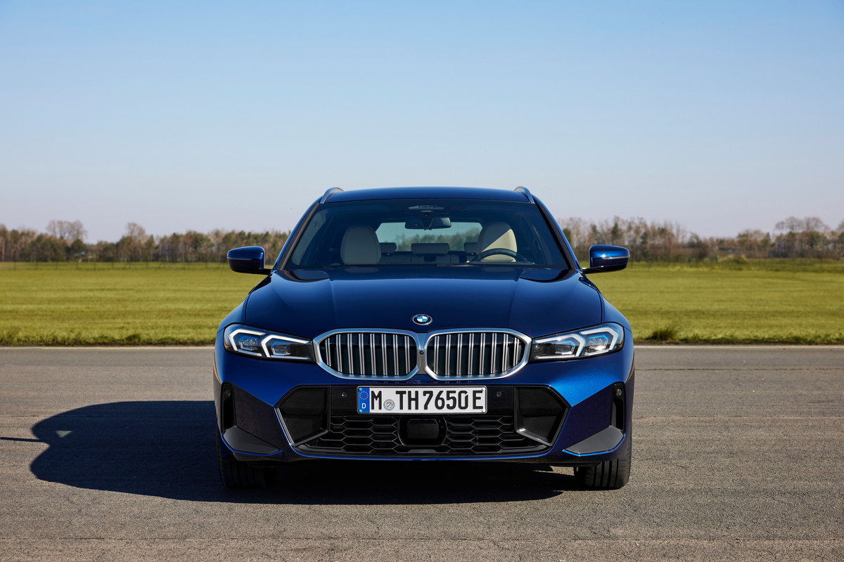 P90462529_highRes_the-new-bmw-330e-tou