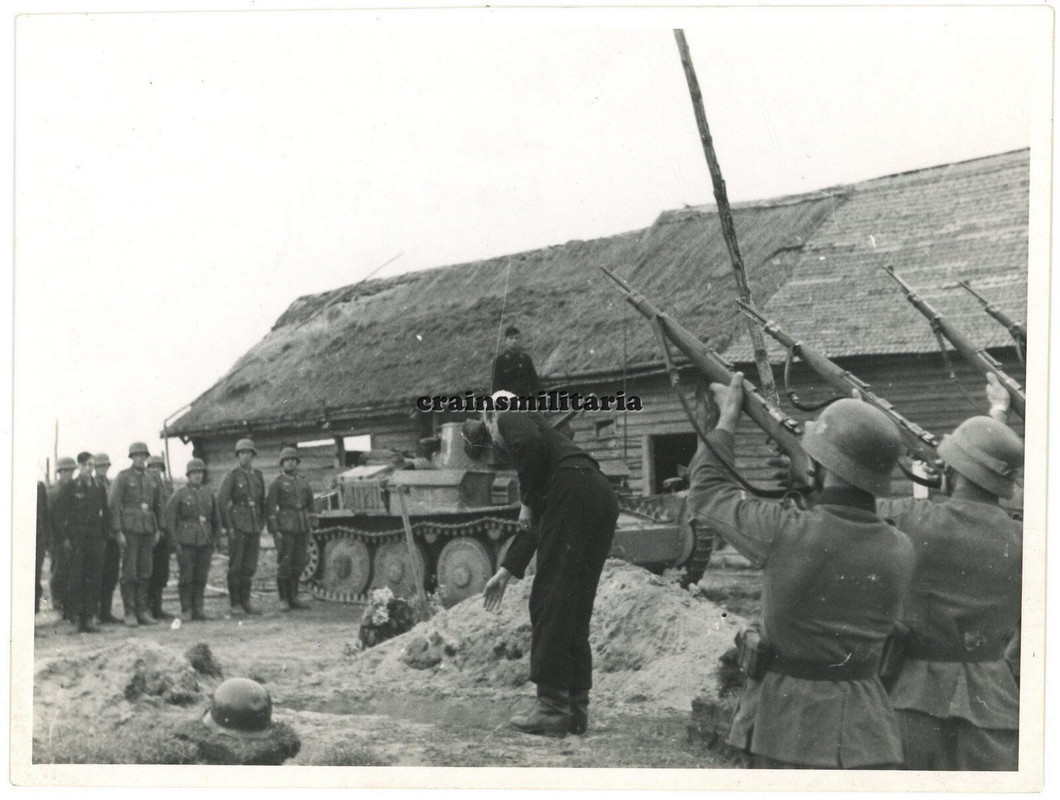 Orig. Foto Panzer 38 (t) Beutepanzer Tank bei Beerdigung Panzermann in Russland