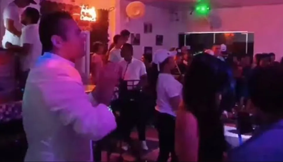 Sacerdote entra a un antro para predicar ya que los jóvenes no van a la iglesia