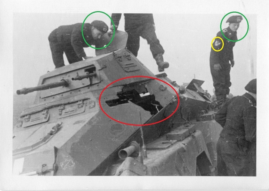 WW II Foto Panzerspähwagen seitlich Treffer LOCH