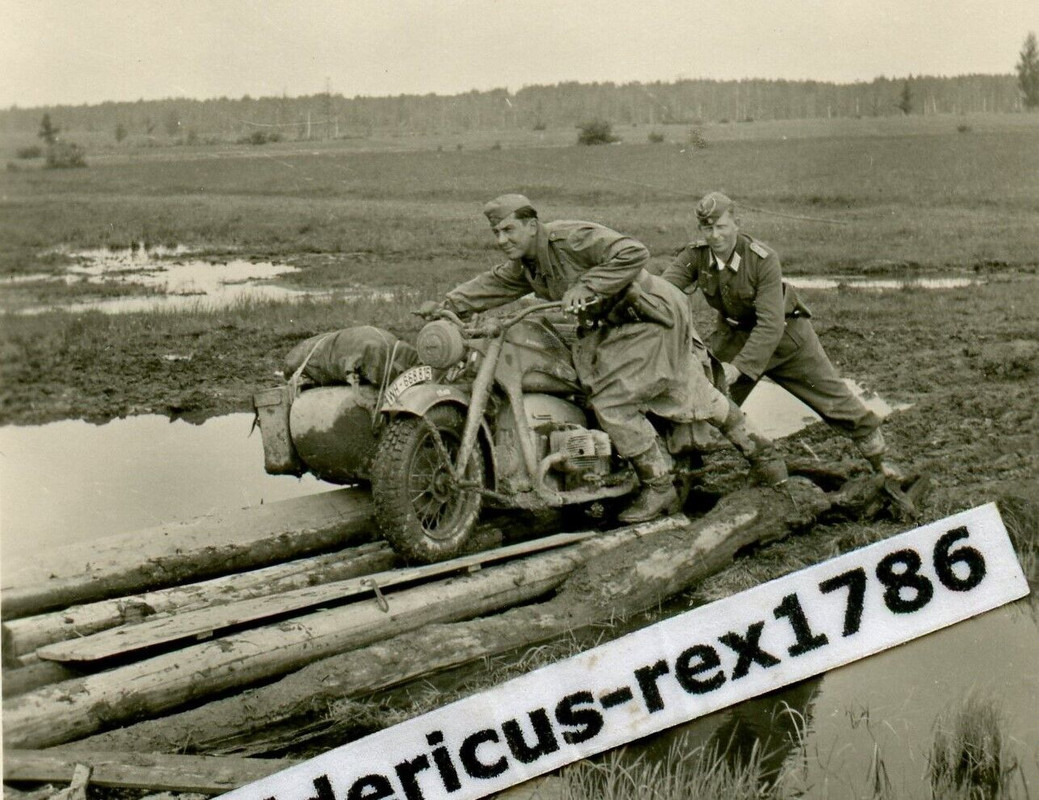 B39 Foto GrenRgt503 Ostfront Krad Motorrad Jelnja Rollbahn sumpf überqueren