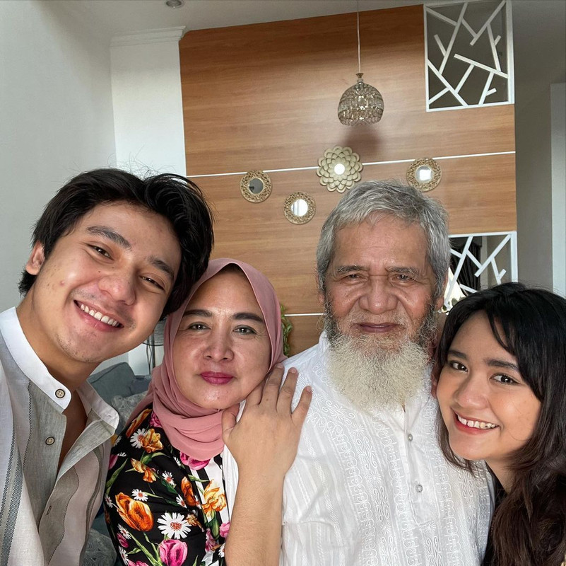 Ayah aktor Arbani Yasiz, Zulchairy Yahya meninggal dunia pada Kamis (22/7/2021).