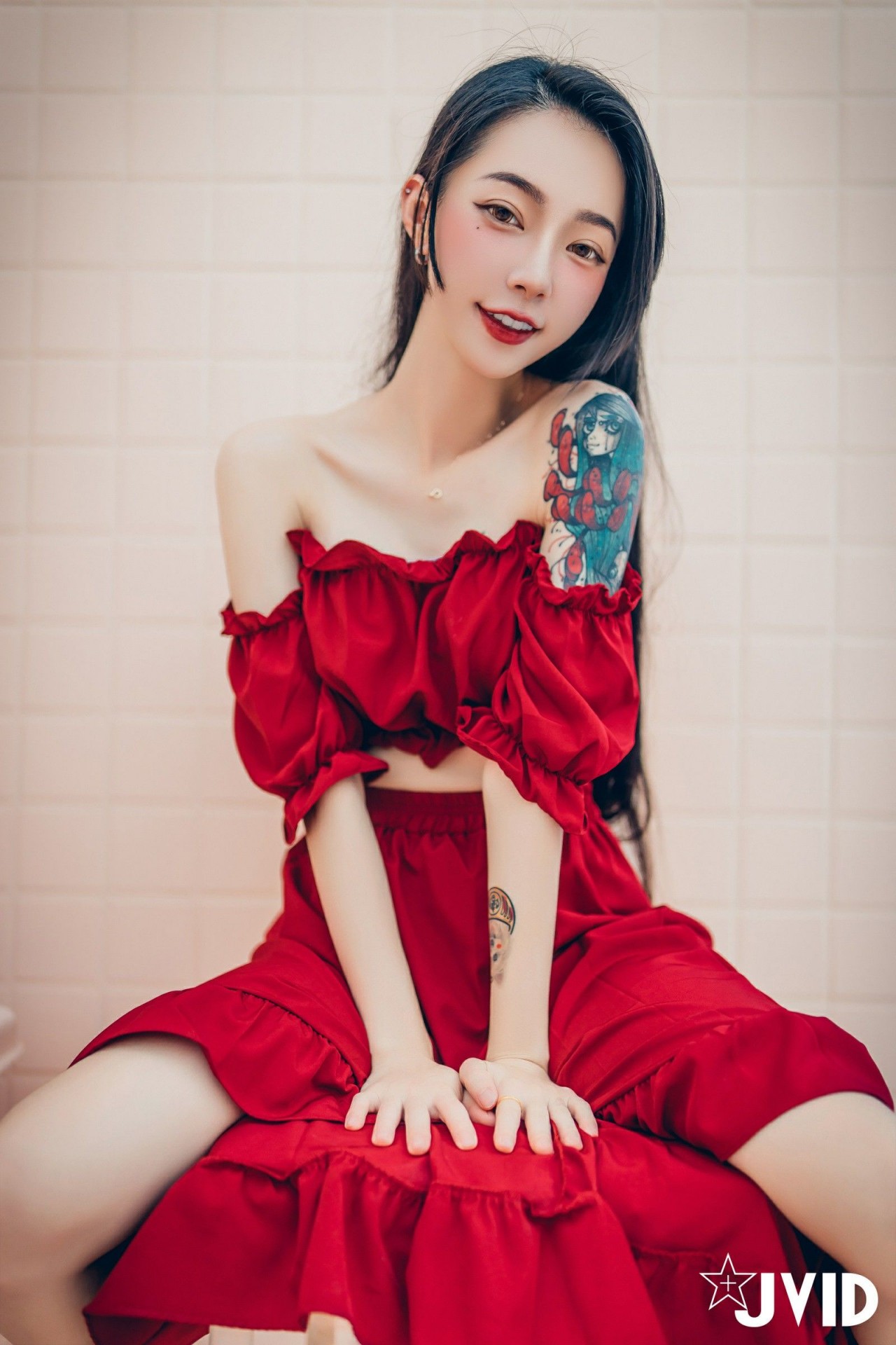 jvid 飄 飄《女神比基尼》美女写真，躺在浴缸场景，尽显性感姿态插图2