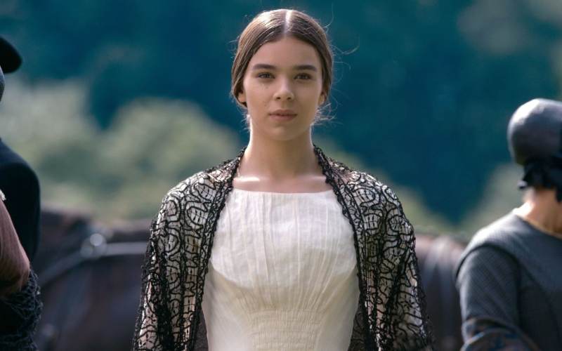 hailee-steinfeld-pemanah-kuda.jpg