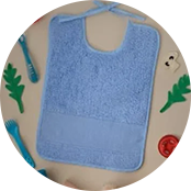 Дитячий нагрудник з місцем для вишивки