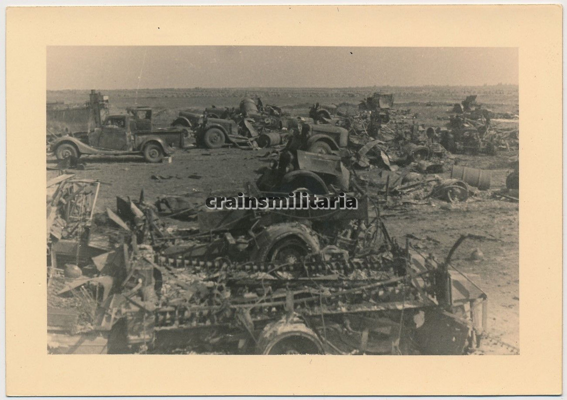 Orig. Foto zerstörte Beute Lkw Pkw in Russland U