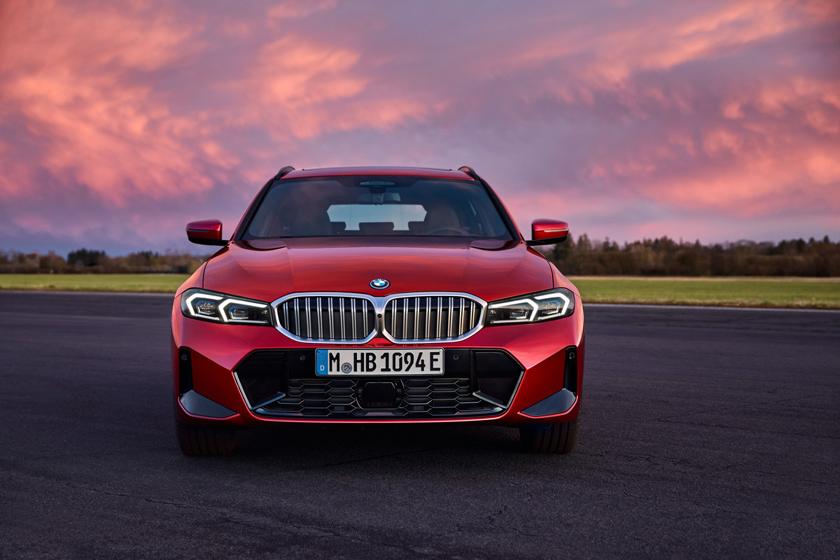 P90549654_highRes_the-new-bmw-330e-tou