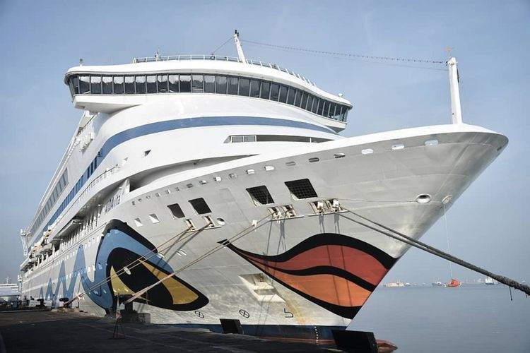 Kapal Pesiar Viking Orion saat berlabuh di Pelabuhan Tanjung Perak, Surabaya.