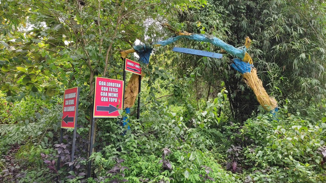 Suasana asri di Wisata Bulaga, tempat wisata di Lamongan yang dekat tempat makan dan tempat sewa mobil.