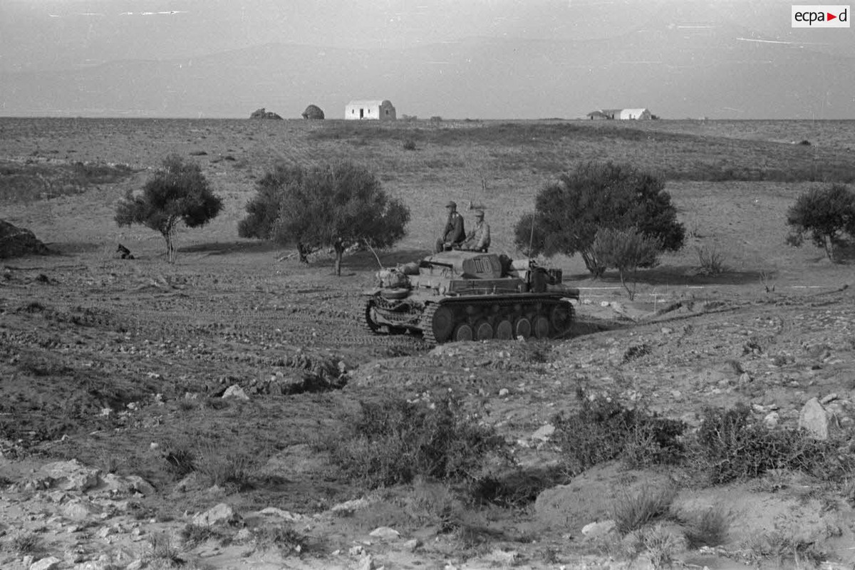 Un char Panzer II (Pz-II Ausf-C) de l'état-major d'un deuxième bataillon roule près d'un groupe d'ha