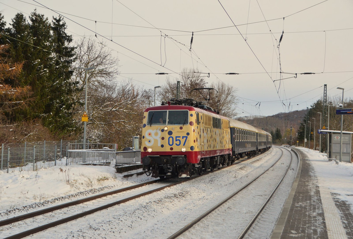 04.12.23- (2) 111 057 SR mit DPE 13403 (Dresden Hbf. - Zürich HB) Leisling