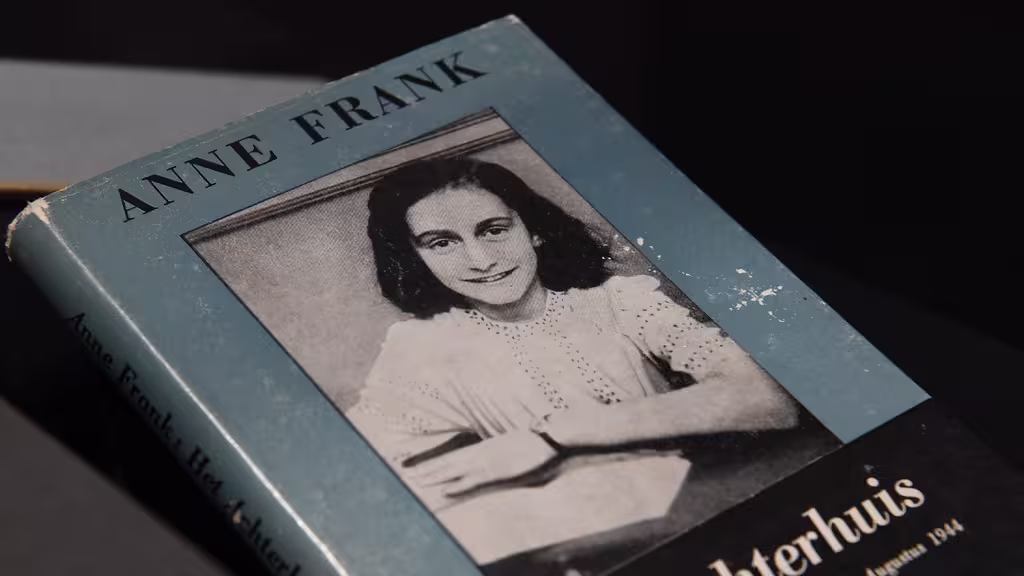Una edición del diario de Ana Frank presentada durante una exposición en Madrid en noviembre de 2017. GABRIEL BOUYS - AFP Una edición del diario de Ana Frank presentada durante una exposición en Madrid en noviembre de 2017. GABRIEL BOUYS - AFP