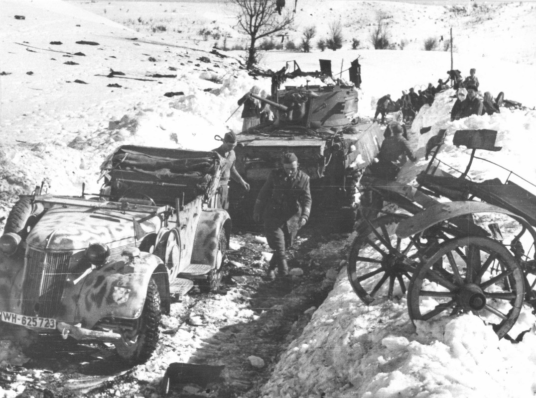 Брошенный немецкий автомобиль «Вандерер W23S» (Wanderer W23S) и югославский танк M3A3 «Стюарт» амери