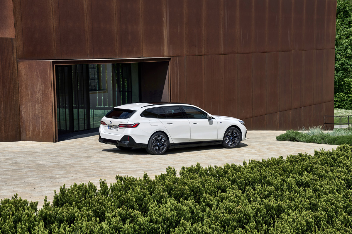 P90551936_highRes_the-new-bmw-530e-tou