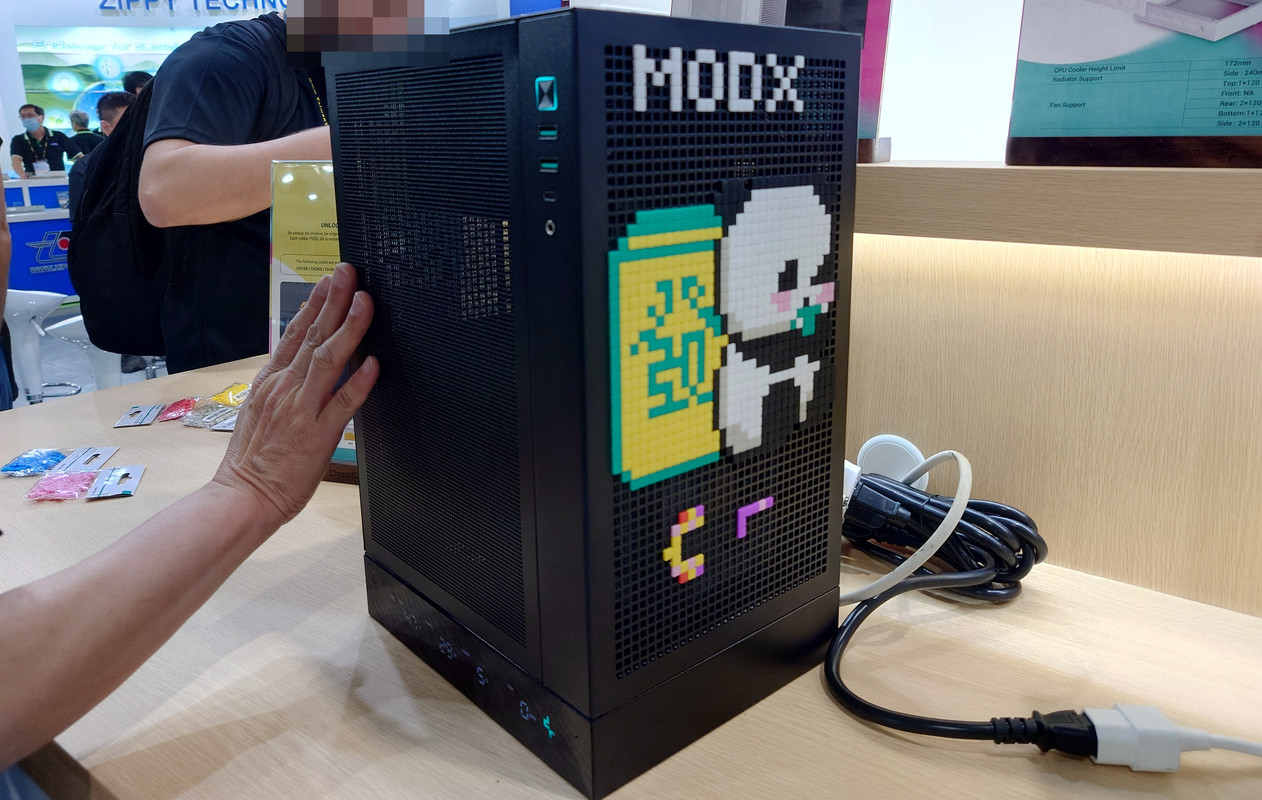 เคส DeepCool ที่ติดตั้งเม็ด Pixel เรียงเป็นคำว่า MODX และภาพหมีแพนด้าหน้าเสา