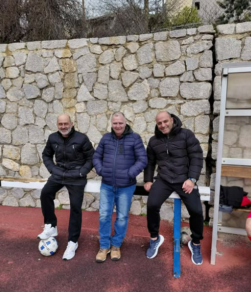 ΤΡΕΙΣ ΚΑΝΟΝΙΕΡΗΔΕΣ Σ’ ΕΝΑ ΚΑΡΕ