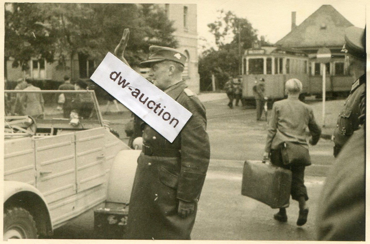 General Speth vor Kübelwagen in München