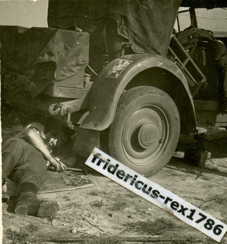Foto WH Front Reparatur am Kübelwagen Einheits PKW mit Div. Wappen Kennung