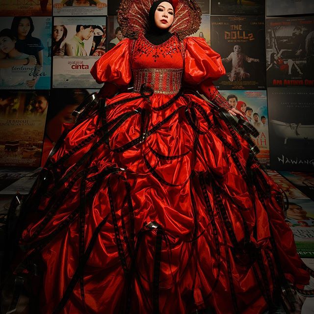 7 Potret gaya fashion unik ala Melly Goeslaw, nyentrik abis